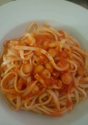 Una foto de Tallarines con garbanzos
