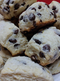 Una foto de Scones de limón y chocolate