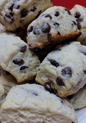Una foto de Scones de limón y chocolate