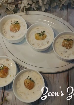 A picture of Pineberries and Cream.