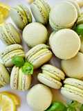 Bazsalikomos ganache macaronba 🌱