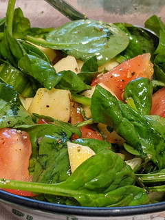 Una foto de Ensalada del día: espinacas con tomate y manzana