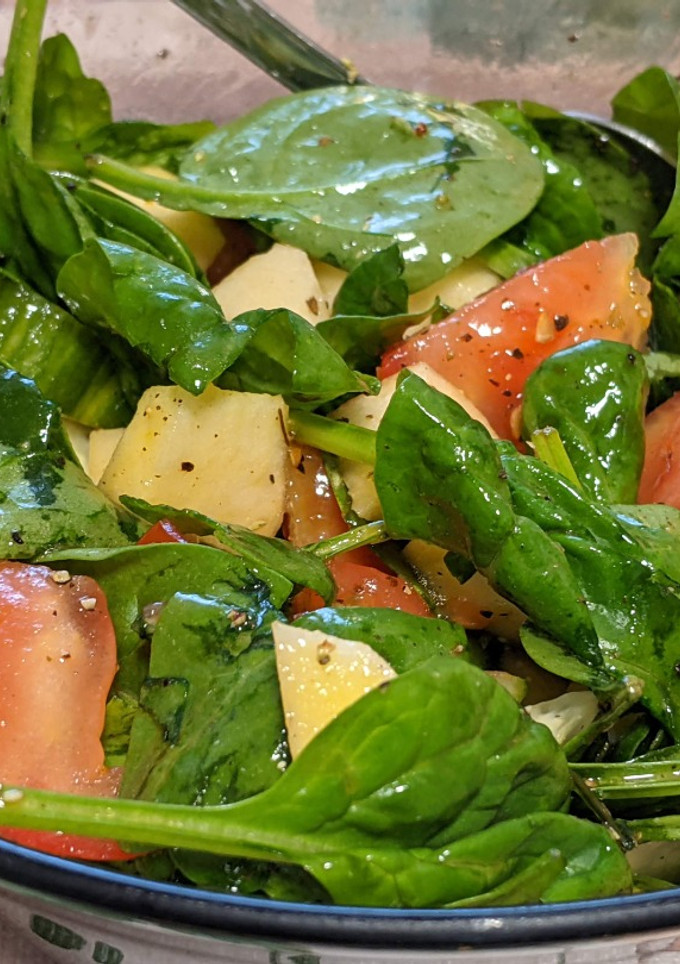 Una foto de Ensalada del día: espinacas con tomate y manzana