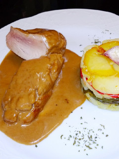 Una foto de Solomillo de cerdo al moscatel con patatas a lo pobre