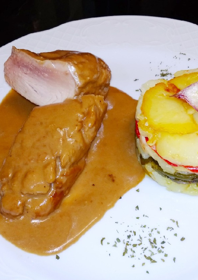 Una foto de Solomillo de cerdo al moscatel con patatas a lo pobre