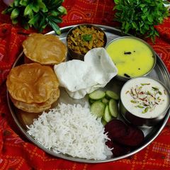 A picture of Gujarati Lunch Thali - No onion no garlic.