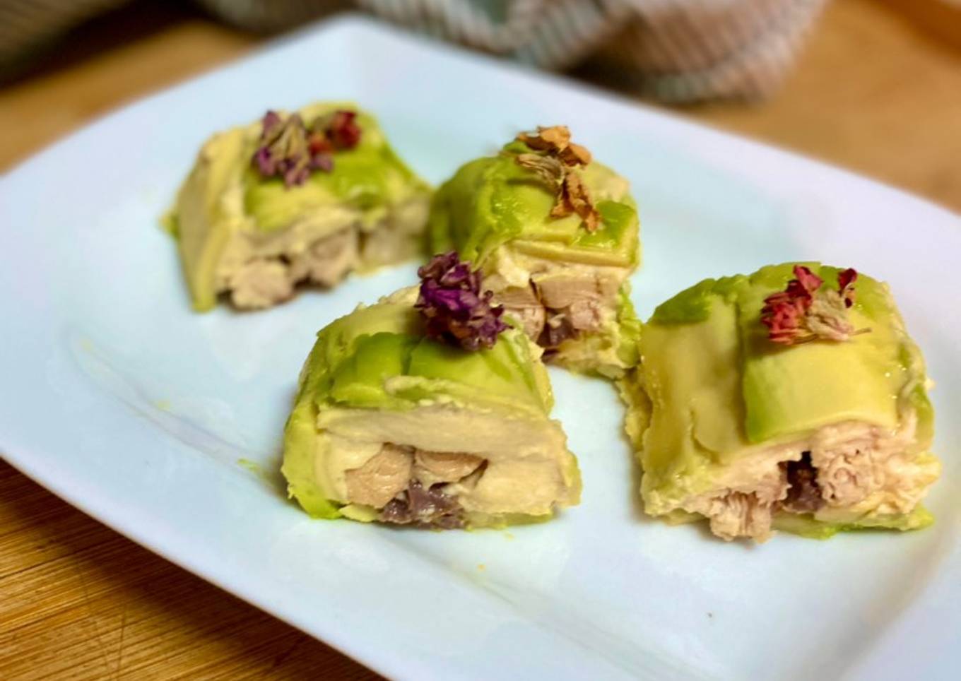 Rollito de aguacate, hummus y caballa en aceite