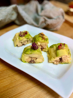 Una foto de Rollito de aguacate, hummus y caballa en aceite