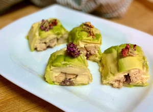 Foto principal de Rollito de aguacate, hummus y caballa en aceite