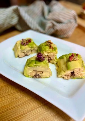 Foto principal de Rollito de aguacate, hummus y caballa en aceite
