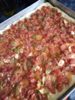 Una foto de Coca pimiento y tomate