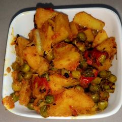 A picture of Aloo matar.