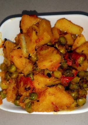 A picture of Aloo matar.