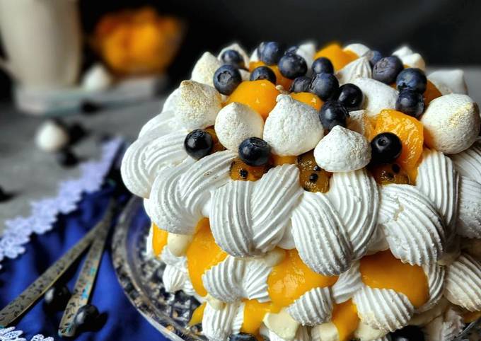 Торт "Павлова" з вершковим кремом, манговим курдом та конфі із маракуйї