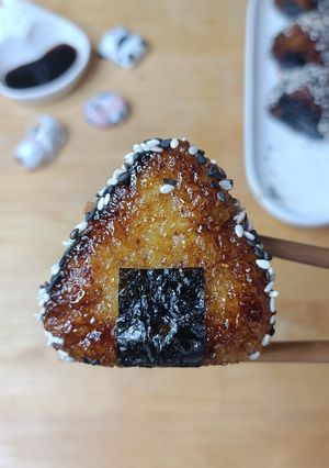 Une photo de 🍙Onigiri croustillant aux graines de sésame