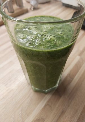 Zdjęcie przepisu Smoothie kokosowo-szpinakowe na słodko.