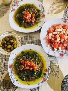 صورة لوصفة فول بالطماطم وسلطه بالجبنه والبندوره