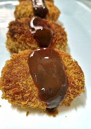 Una foto de Korokke (croqueta) de boniato con salsa tonkatsu