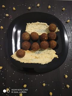 ફલાફલ એન્ડ હમ્મસ (Falafal & Hummus Recipe In Gujarati) રેસીપી મુખ્ય ફોટો