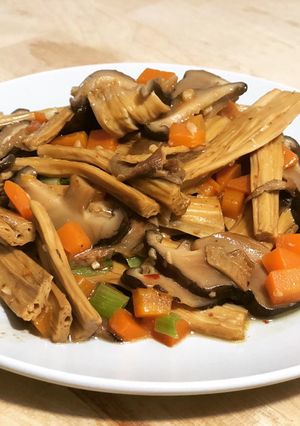 Hình của món Tàu hủ ky xào nấm chay.