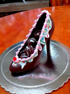 Una foto de Tacón de Chocolate con Bombones Rellenos