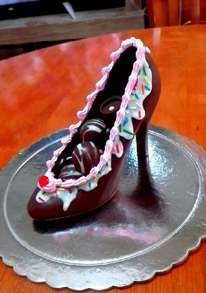 Una foto de Tacón de Chocolate con Bombones Rellenos