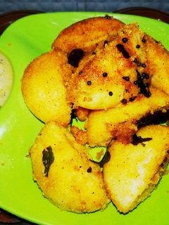 फ्राई इडली (fry idli recipe in Hindi) रेसिपी मुख्य फोटो