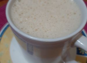 Una foto de Algarrobina batida con leche