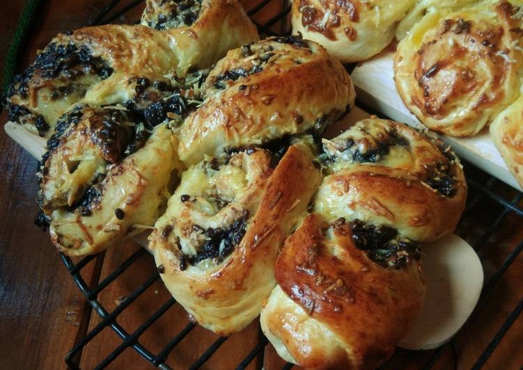 Pisang Cokelat & Garlic Cheese Pullapart Bread