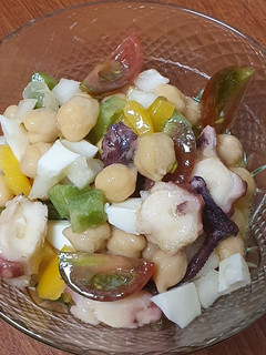Una foto de Ensalada de garbanzos con pulpo (a mi estilo)