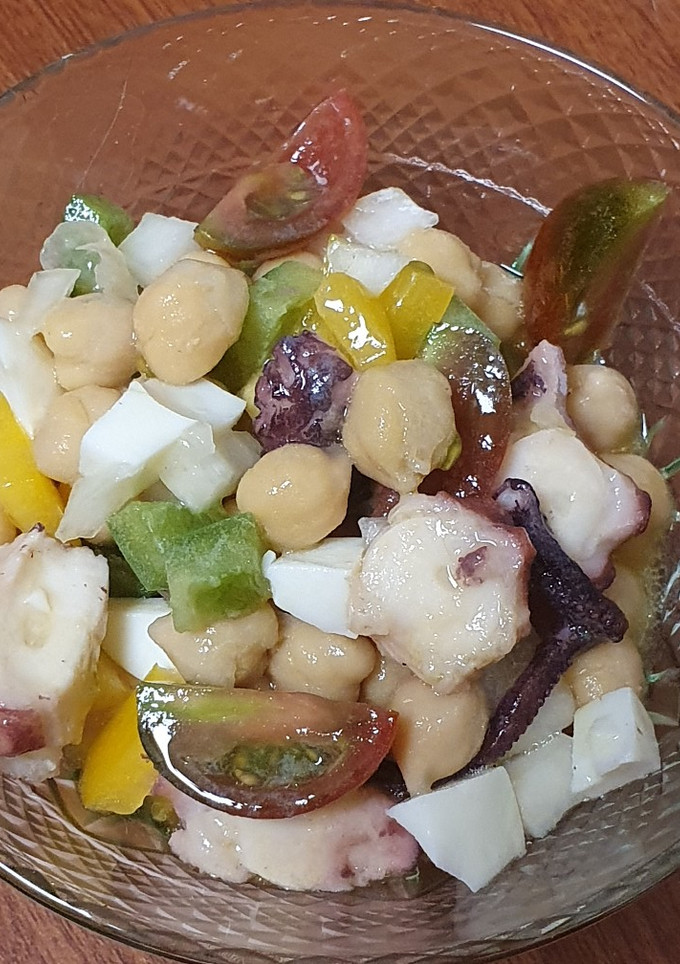 Una foto de Ensalada de garbanzos con pulpo (a mi estilo)