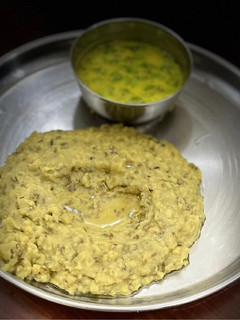 કઢી ખીચડી (Kadhi Khichdi Recipe In Gujarati) રેસીપી મુખ્ય ફોટો