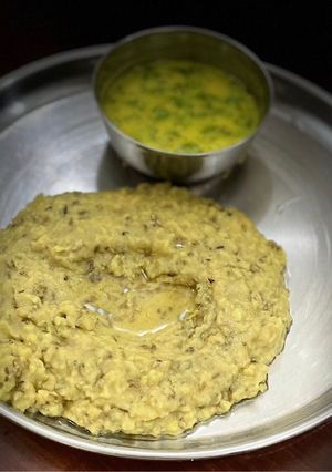 કઢી ખીચડી (Kadhi Khichdi Recipe In Gujarati) રેસીપી મુખ્ય ફોટો