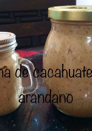 Una foto de Crema de cacahuate con arándanos