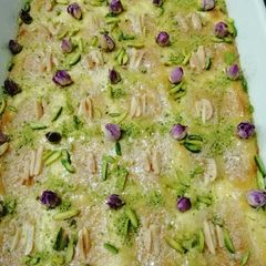 A picture of Semolina Cake with Cream.