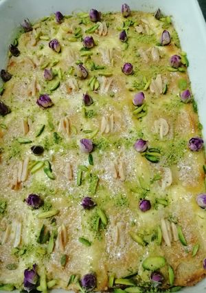 A picture of Semolina Cake with Cream.