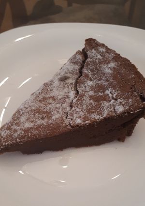 A picture of 4 ingredient chocolate cake.