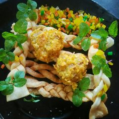 A picture of Heart cutlet in edible platter.