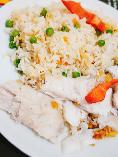 Una foto de Merluza a la plancha con arroz con verdura