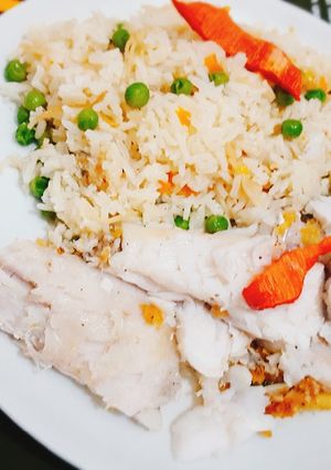 Una foto de Merluza a la plancha con arroz con verdura
