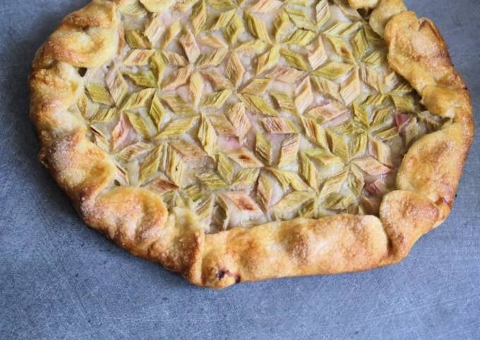 Tarte rustique à la rhubarbe