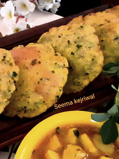 मक्की और मेथी की क्रिस्पी पूरी (makki aur methi ki crispy puri recipe in Hindi) रेसिपी मुख्य फोटो