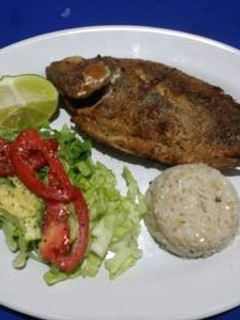 Una foto de Mojarra frita