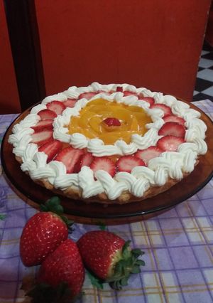 Una foto de Tarta de frutillas y durazno