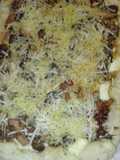 Pizza con los bordes rellenos de queso con gurumelos pollo y beicon con salsa barbacoa
