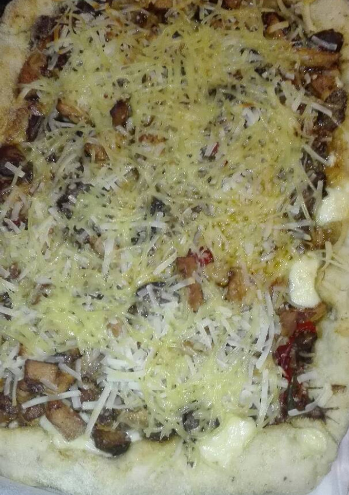 Una foto de Pizza con los bordes rellenos de queso con gurumelos pollo y beicon con salsa barbacoa