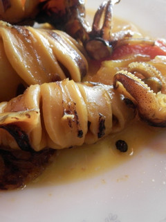 Una foto de Calamares con cebolla y pimiento en aceite