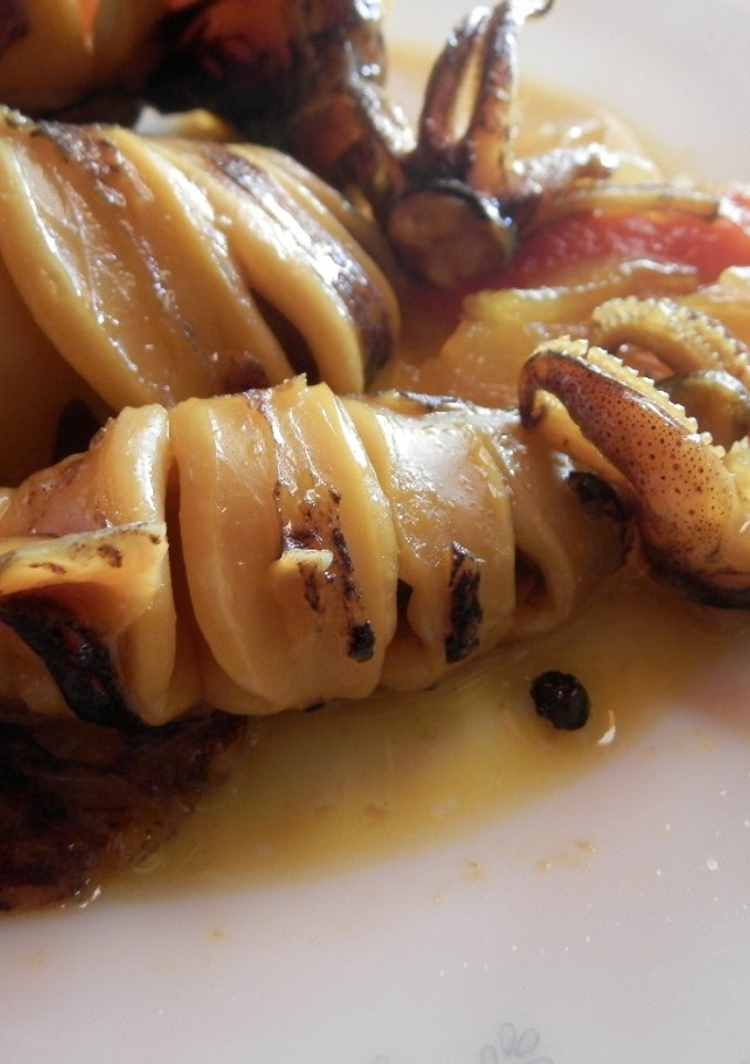 Una foto de Calamares con cebolla y pimiento en aceite