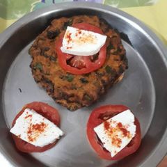A picture of Methi Mathri.