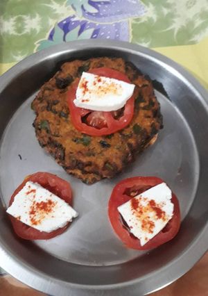 A picture of Methi Mathri.